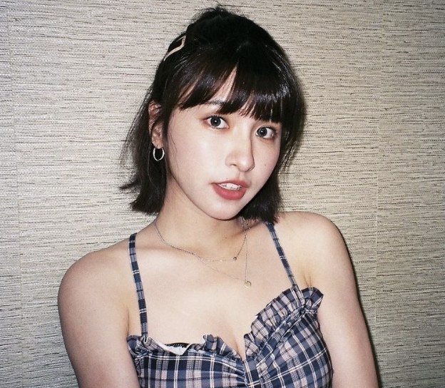 「啦啦隊女神」峮峮在IG分享低胸洋裝穿搭。 圖：翻攝自峮峮IG