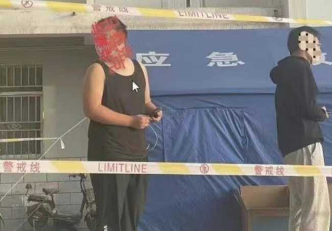 蘭州有一男學生穿「吊嘎」做核酸，遭校方人員痛罵，全校學生還被要求寫檢討報告。 圖：翻攝自中華網
