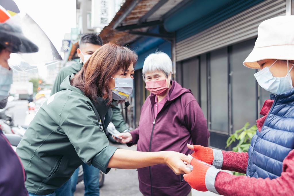 沈慧虹今天前往中和路周邊市場拜票。 圖：沈慧虹競辦提供