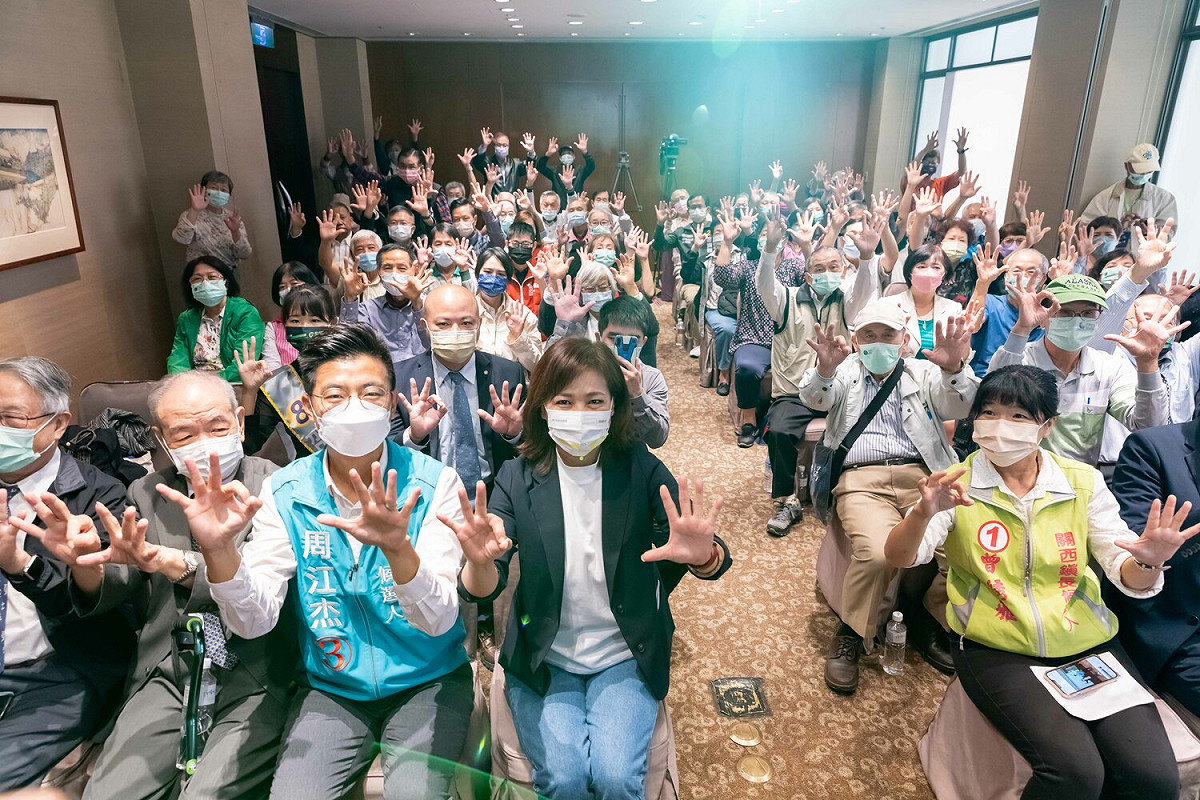 20多位學者和台派政黨今（17）日和客社舉辦力挺民進黨新竹市長候選人沈慧虹、新竹縣長候選人周江杰記者會。 圖：沈慧虹競辦提供