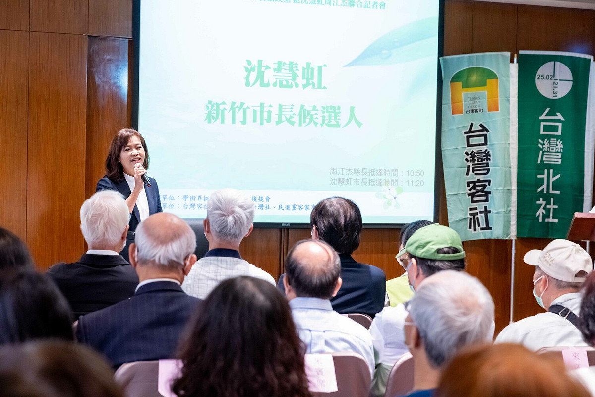 20多位學者和台派政黨今（17）日和客社舉辦力挺民進黨新竹市長候選人沈慧虹、新竹縣長候選人周江杰記者會。 圖：沈慧虹競辦提供
