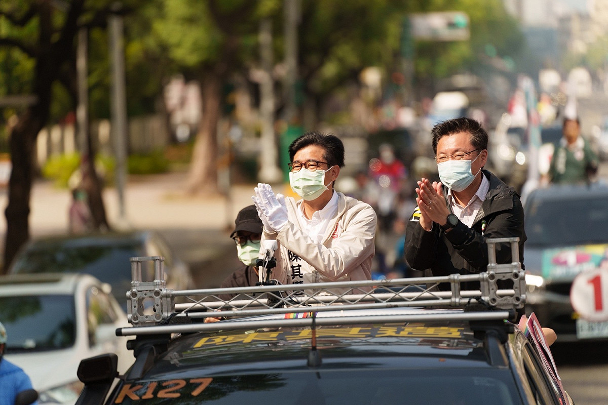 陳其邁(左) 、趙天麟率議員候選人車掃。 圖：陳其邁競總提供