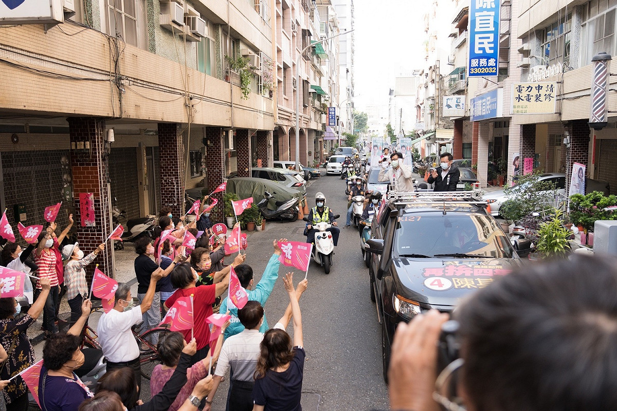 陳其邁車隊所到之處受到支持者歡迎。 圖：陳其邁競總提供