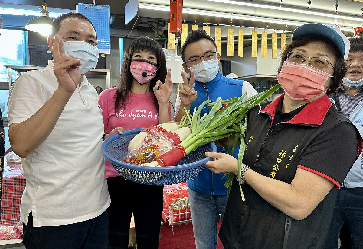 新北市長侯友宜今(17)日來到林口公有市場掃街，這也是侯友宜任內所改造完成的市場。 圖：侯選辦提供