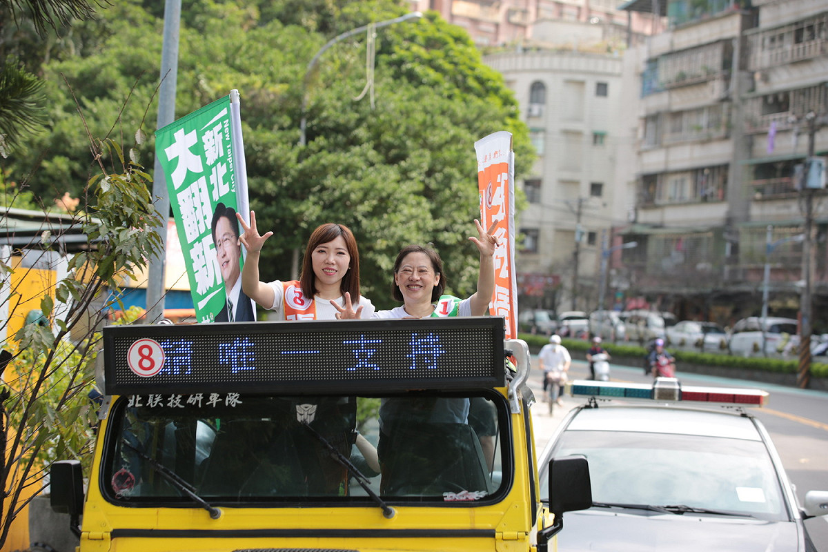 民進黨新北市長候選人林佳龍妻子廖婉如（右）與民進黨新北市雙和市議員候選人張維倩一起車隊掃街拜票。 圖：張維倩競選總部提供