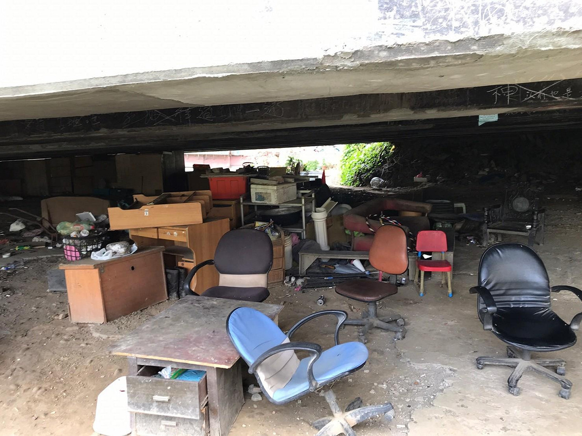 鶯歌區國光街道路瓶頸打通前，中山高架橋下環境髒亂且通行動線不佳。 圖：新北市工務局提供