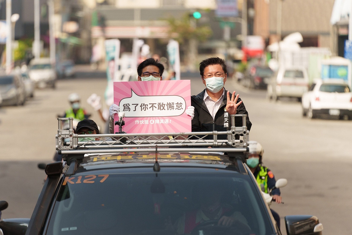 陳其邁(左)以手板拉近跟民眾的距離。 圖：陳其邁競總提供