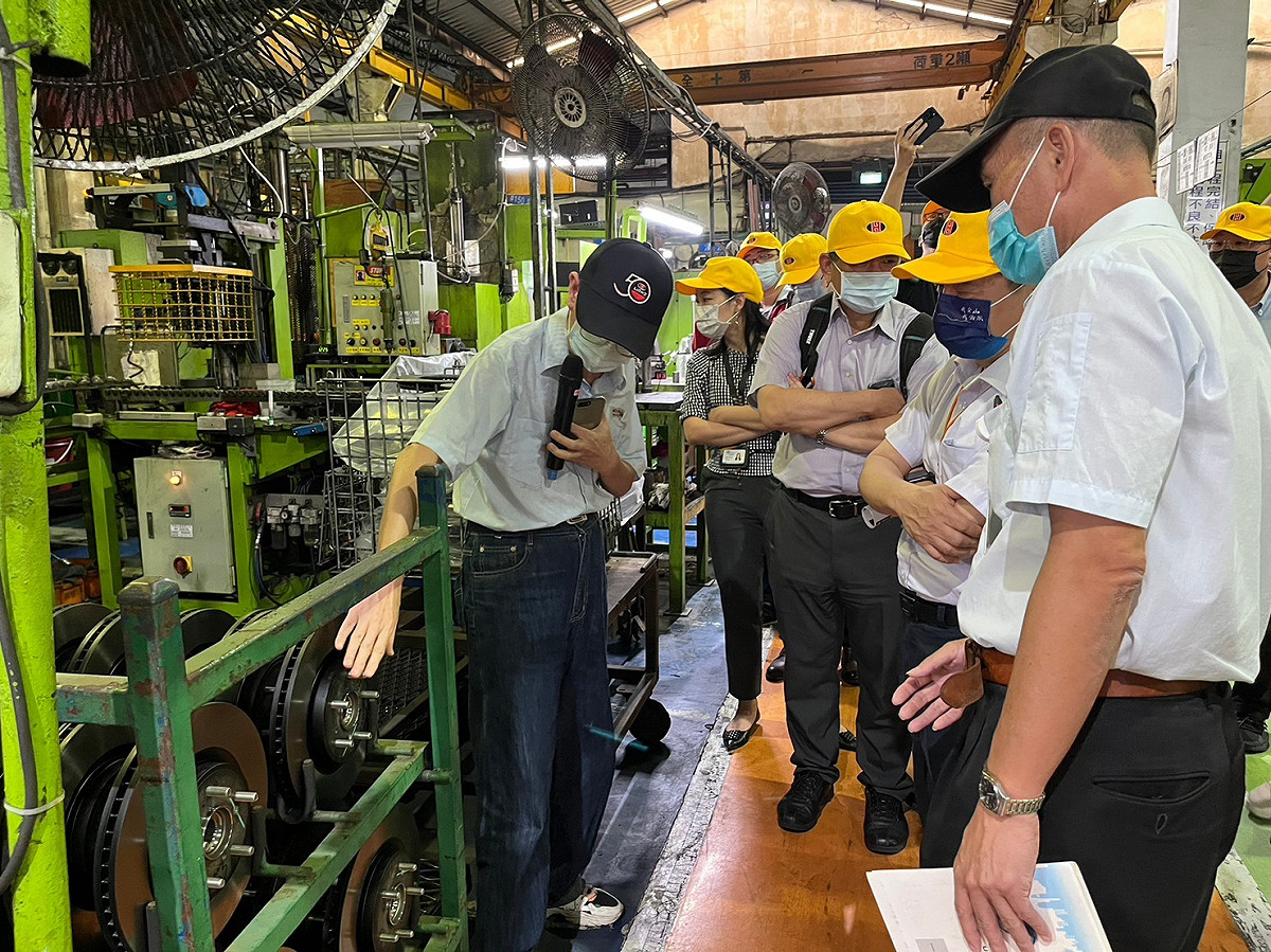參訪六和機械股份有限公司了解車輛零組件產線運作。 圖：新北市交通局提供