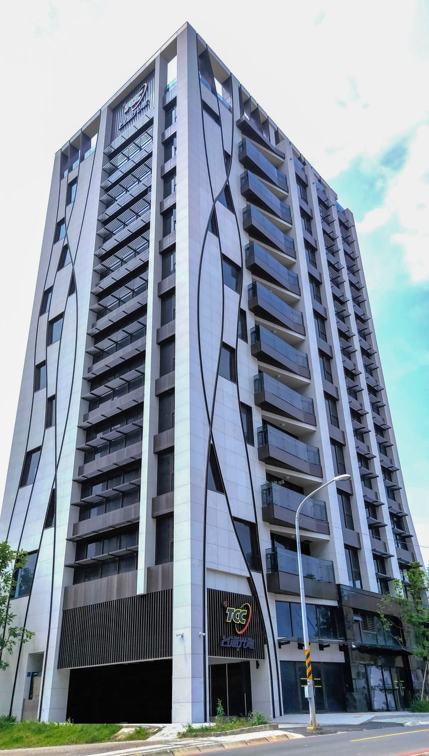 新北市工業區立體化方案藉由提升容積率方式，強化既有都市工業區用地使用效率，目前有部分尚未完工的案件會提供平價租金供廠商進駐使用。（圖為台通光電公司） 圖：新北市經發局提供