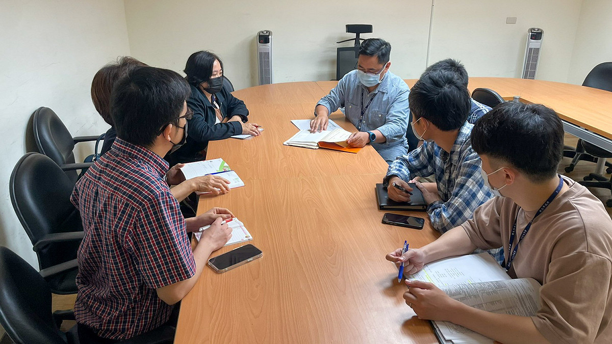 經發局協助廠商協尋產業用地，考量新北市產業用地市場條件，透過公私合力方式來協助廠商，包括與新北市仲介公會29家業者合作協尋用地。 圖：新北市經發局提供