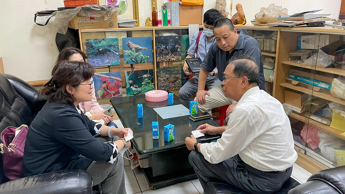 經發局訪視工廠，著重於廠家搬遷困難點給予協助，並以專廠專人每週研商方式，研擬搬遷計畫供廠家參考。 圖：新北市經發局提供