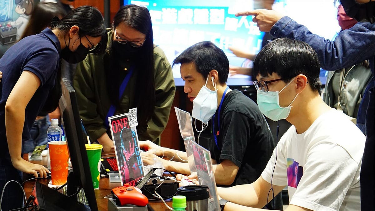 TGDF的共同發起人林容生親身試玩遊戲與團隊互動。 圖：創夢市集/提供