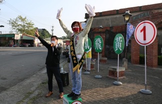 趙天麟(左)陪黃飛鳳拜票。 圖：趙天麟服務處提供