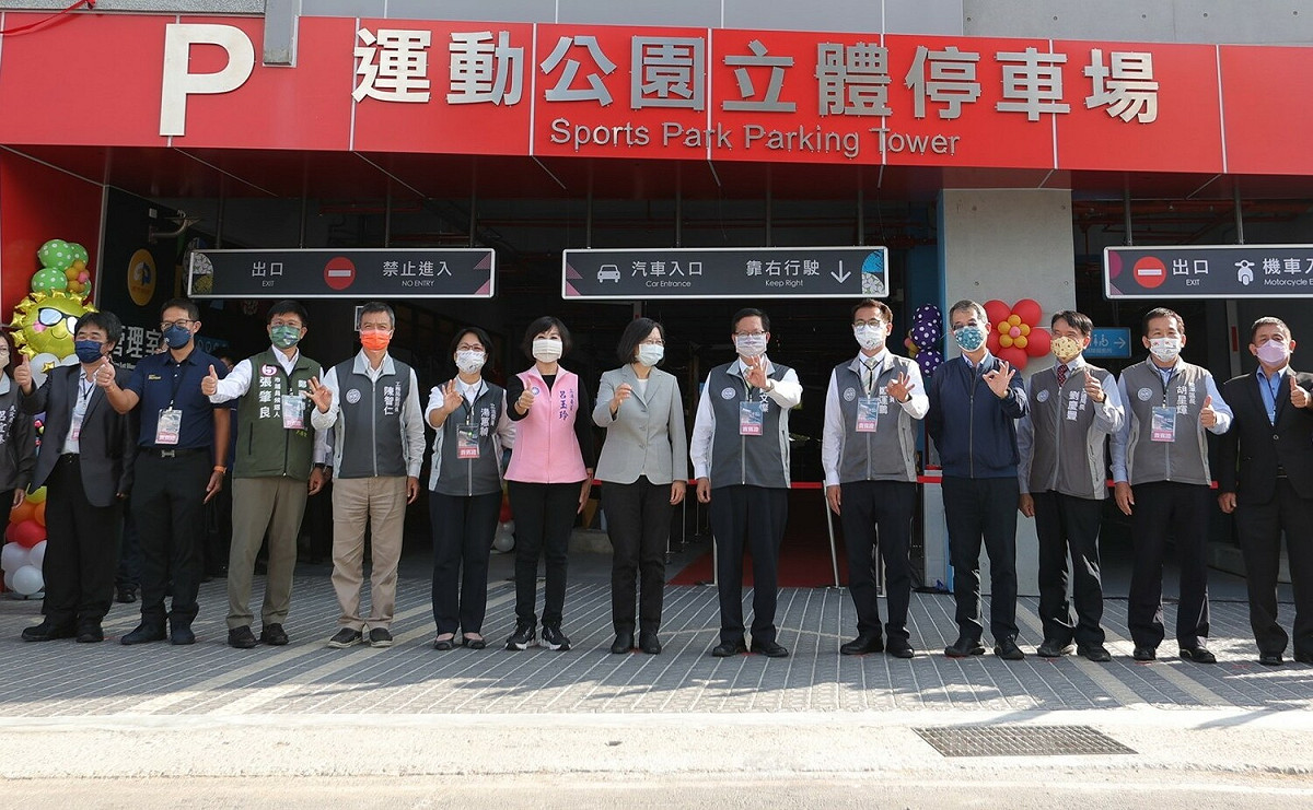 蔡英文（中）出席龍潭運動公園立體停車場完工啟用典禮。 圖：林昀真翻攝