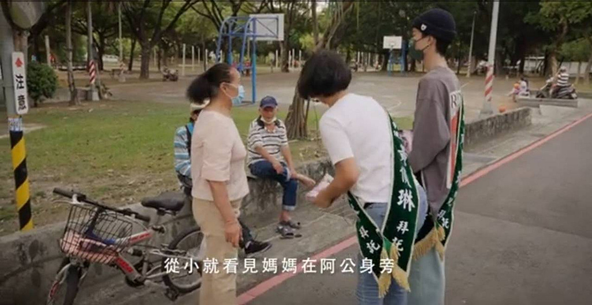 黃偵琳(中)由兒子(右)陪同掃街。 圖：翻攝黃偵琳形象影片