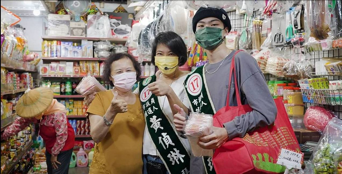 黃偵琳(中)有兒子陪同拜票。。 圖：翻攝黃偵琳形象影片