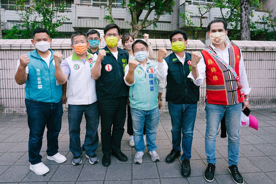 林佳龍下午車隊來到三峽繼續進行掃街，立委吳琪銘、議員蘇錦雄、林銘仁、廖宜琨、議員候選人高乃芸、彭一書、曾進益、卓冠廷全員到齊同行。