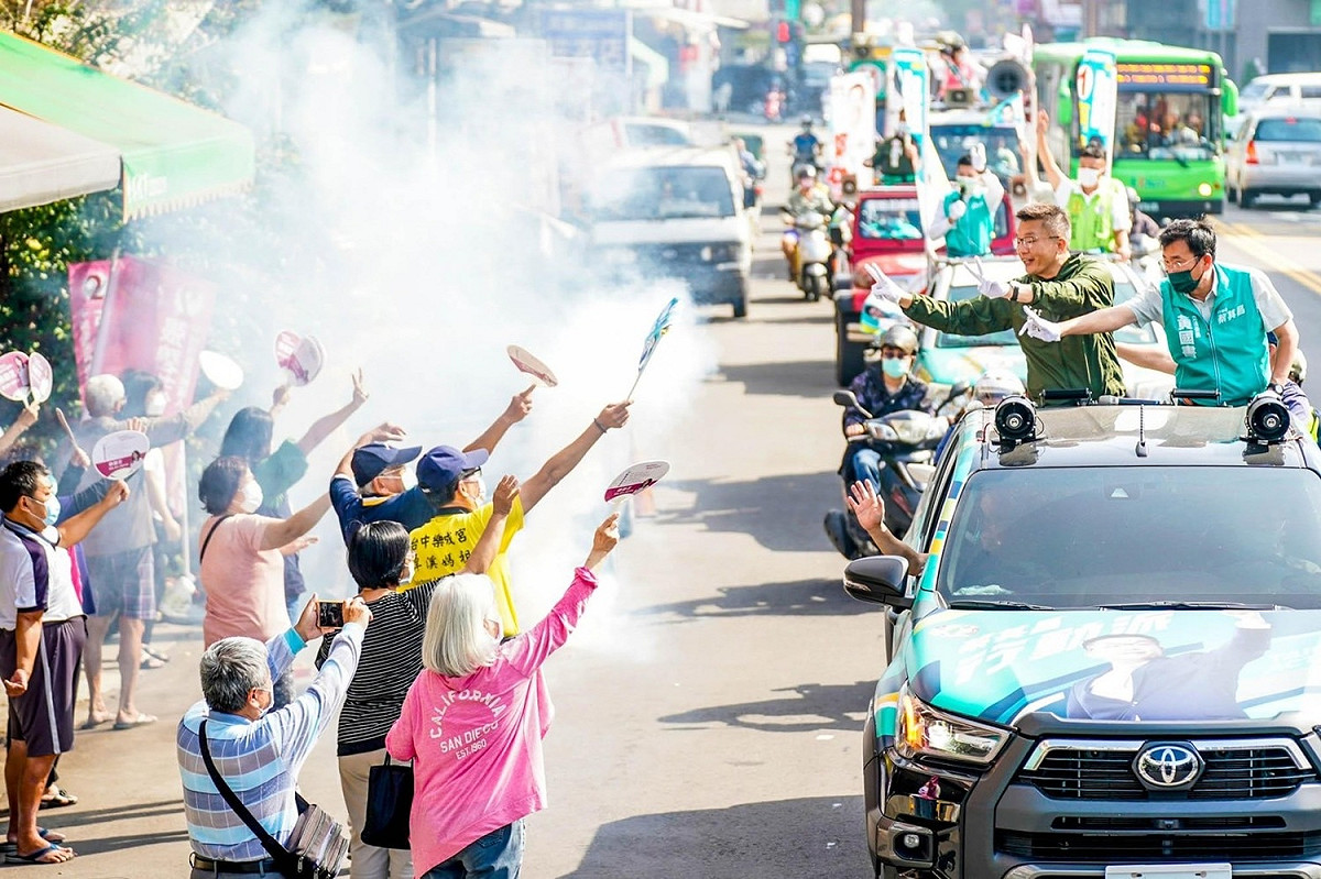 蔡其昌在台中舊城區以車隊掃街。 蔡其昌競選總部/提供