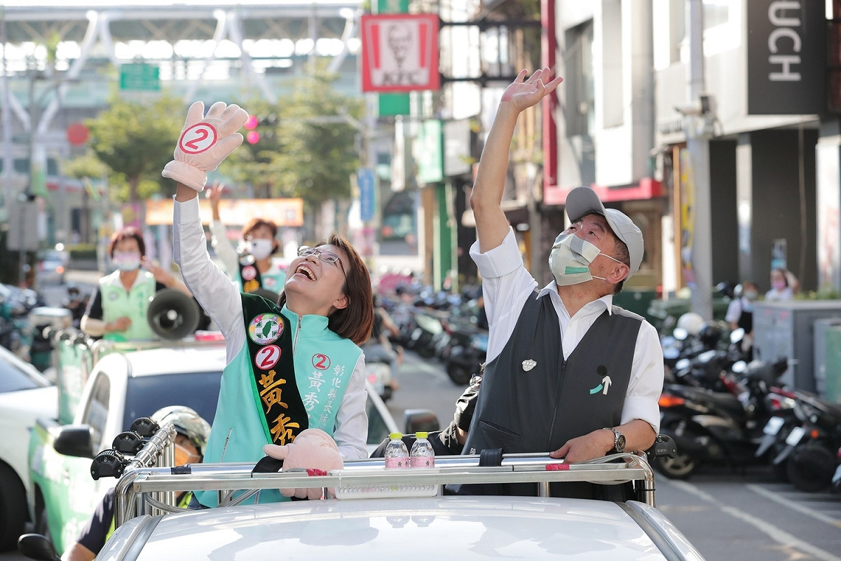 陳時中陪黃秀芳在員林市車隊掃街。 黃秀芳競選總部/提供