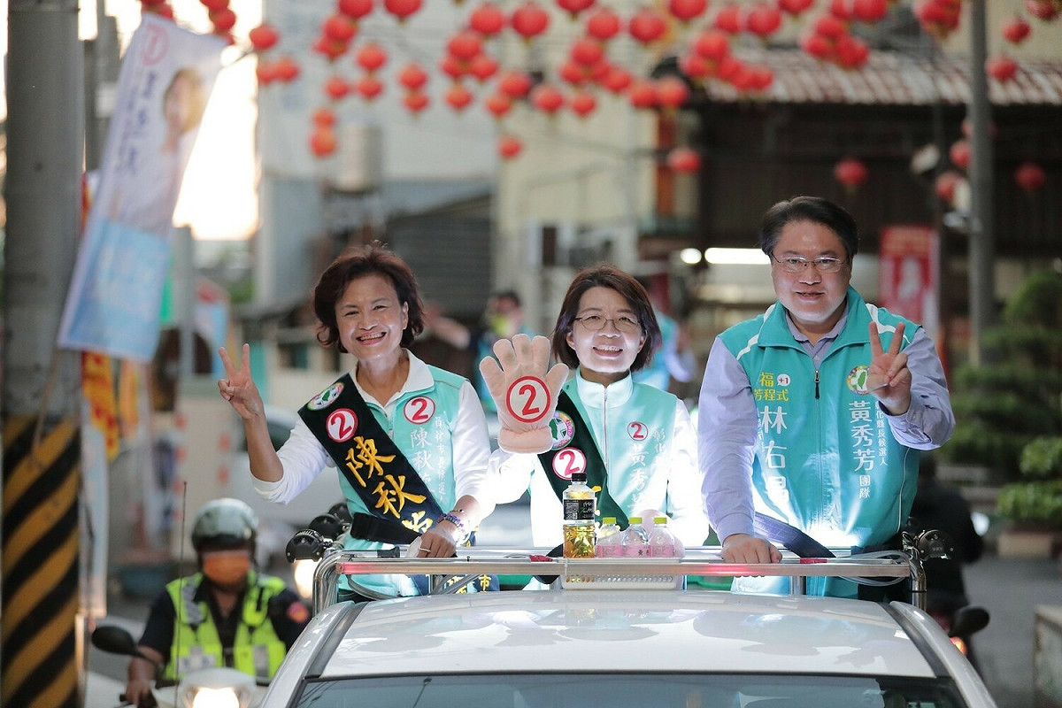 基隆市長林右昌陪黃秀芳、陳秋蓉在員林市車隊掃街。 黃秀芳競選總部/提供
