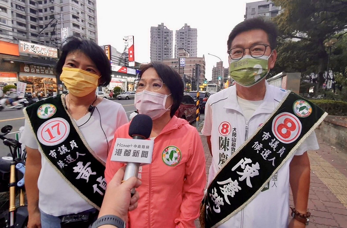 劉世芳(中)偕黃偵琳(左)、陳慶鴻路口拜票。 圖：黃偵琳競總提供