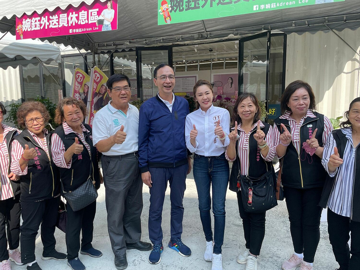 朱立倫現身李婉鈺服務處，以行動表達力挺態度。 圖：讀者提供