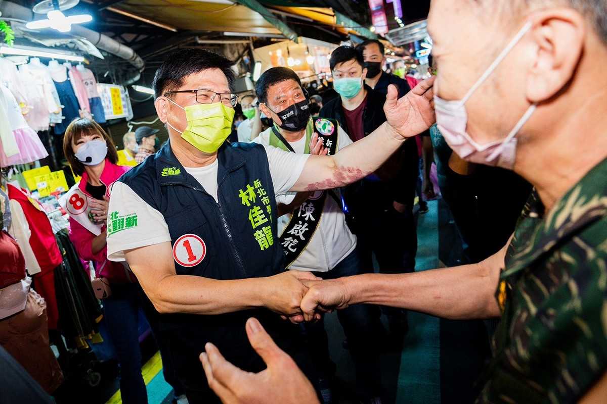 沿路受到攤販和民眾熱烈歡迎，爭相和林佳龍合照。 圖：林競辦提供