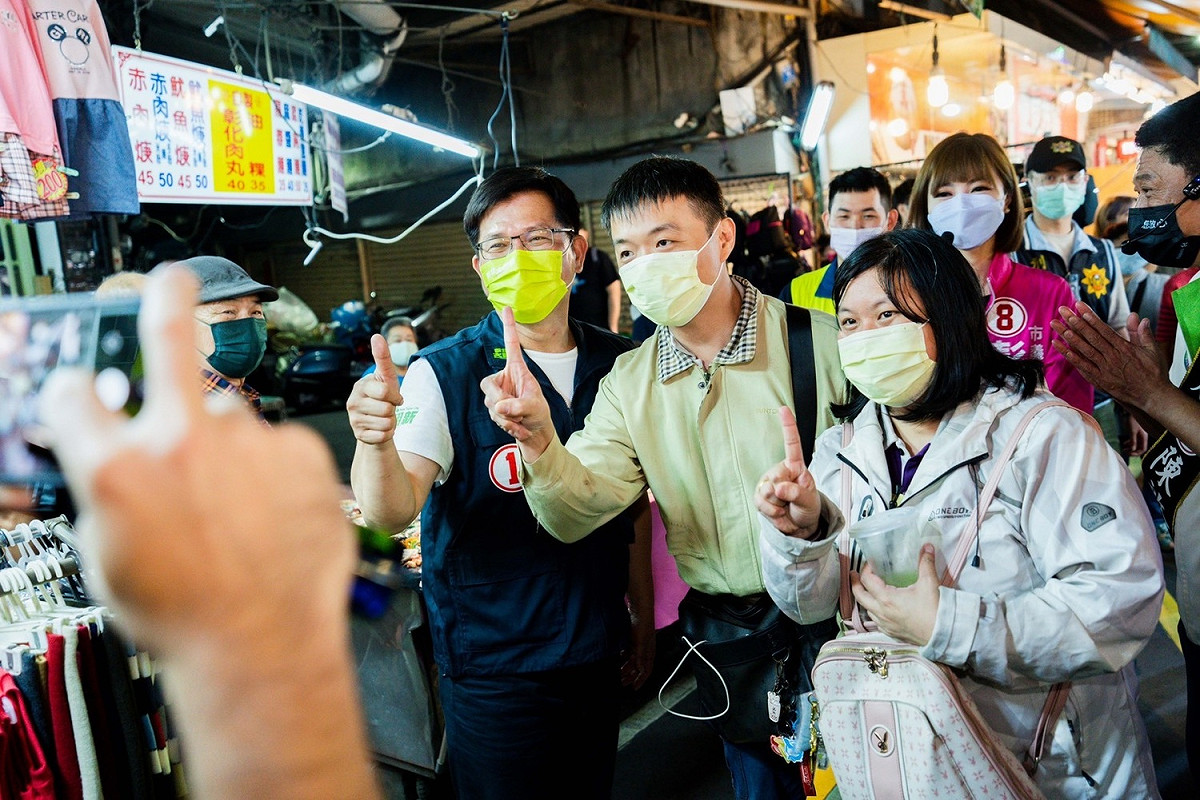 民眾向林佳龍比讚大喊「凍蒜」。 圖：林競辦提供