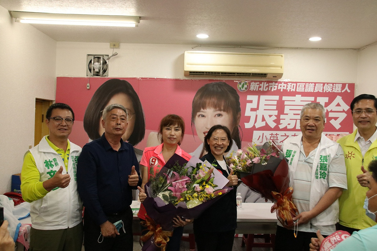 張嘉玲說，她會擦乾眼淚，忍耐堅持繼續往前走，「有路就沿路唱歌，無路就蹽溪過嶺」，即便風雨，她依然會繼續努力下去。 圖：張嘉玲競選辦公室提供