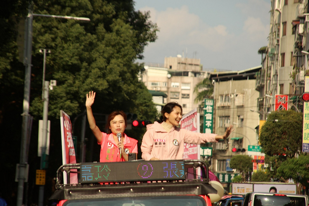 張嘉玲今(17)日由立委賴品妤，以及民進黨新北市長候選人林佳龍夫人廖婉如接力陪同，進行中和車隊掃街。 圖：張嘉玲競選辦公室提供