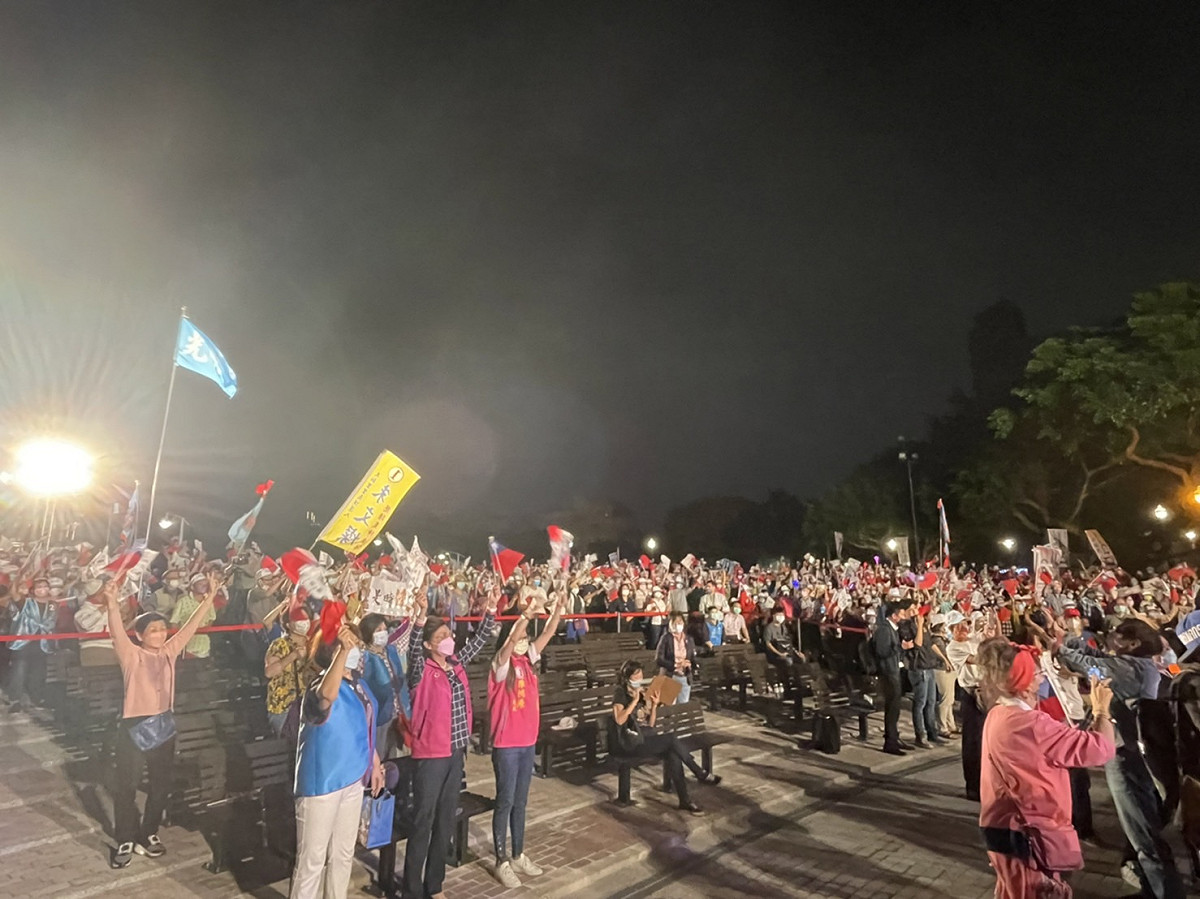 「永和團結之夜」造勢活動現場擠滿熱情的鄉親搖旗高喊凍蒜 圖：侯選辦提供