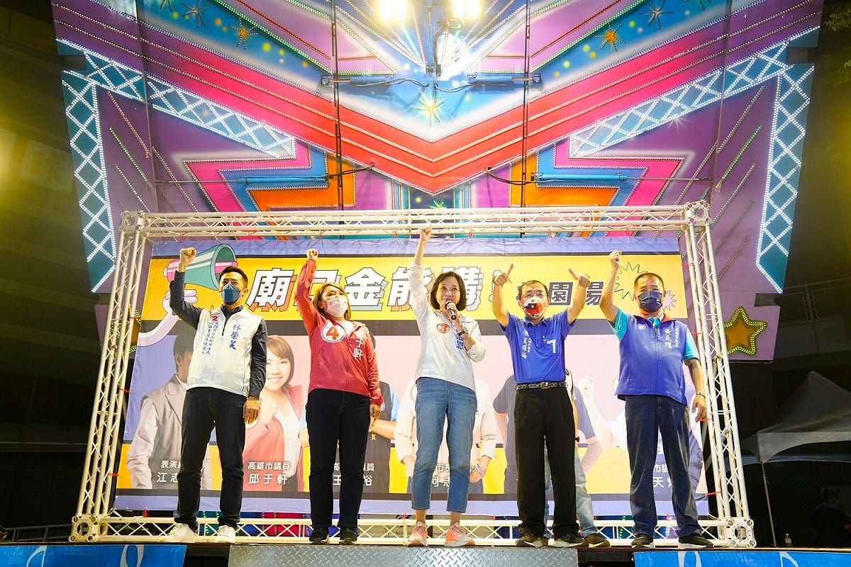 柯志恩(中)在林園為黨籍議員候選人站台。 圖：柯志恩競辦提供