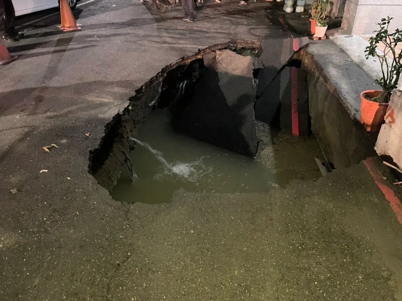 高雄再出現六公尺天坑。 圖：翻攝畫面