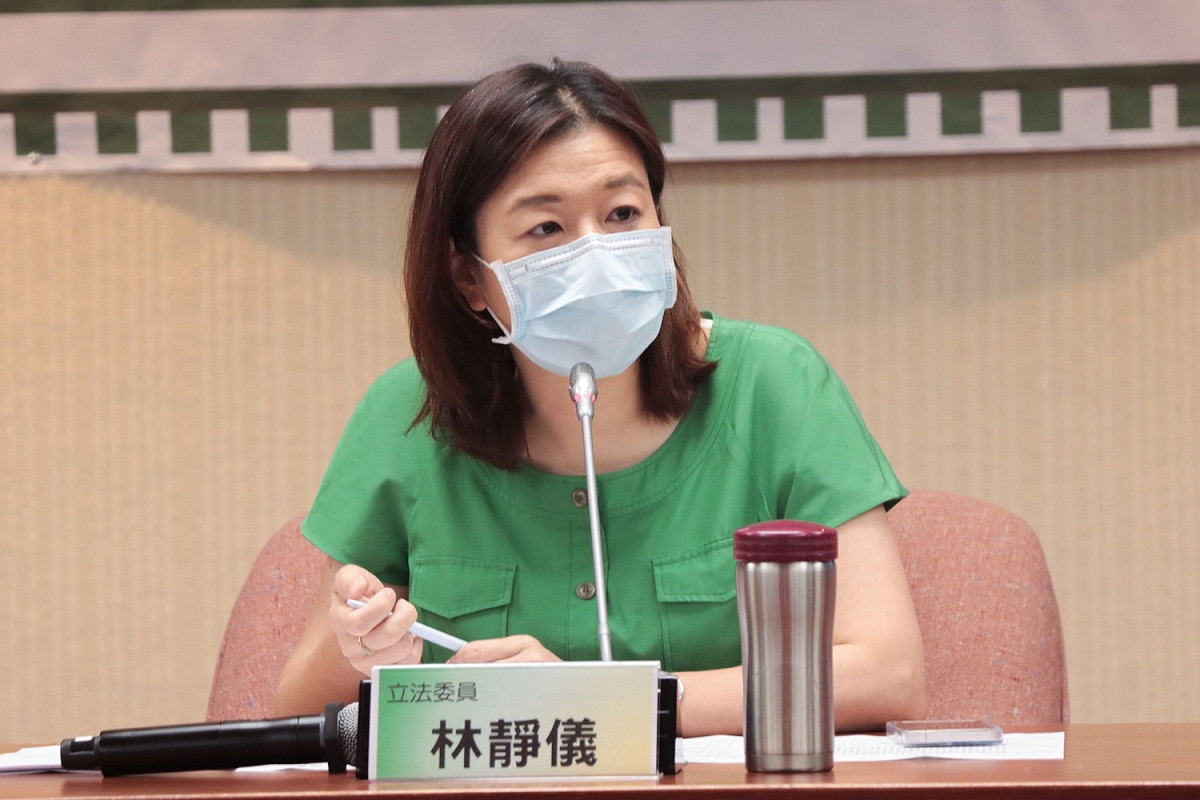 立委林靜儀指台中長輩們可能10年內都還看不到捷運藍線的通車，這當中還沒有計算捷運藍線沿線居民的交通成本。 圖：翻攝自林靜儀臉書（資料照）