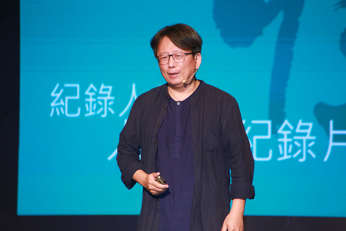 紀錄片導演楊力州在論壇中分享他拍攝紀錄片的觀點。 圖：新北市新聞局提供