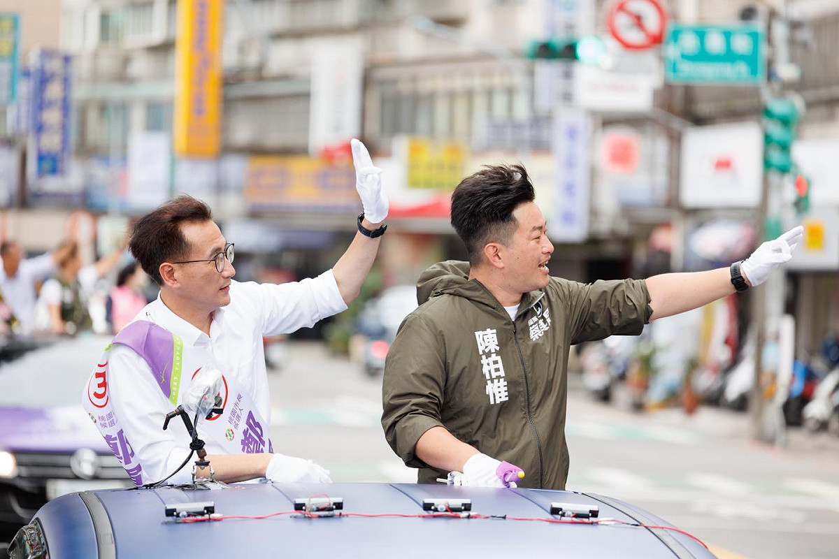 民進黨桃園市長候選人鄭運鶻（左）以車隊方式掃遍桃園各個行政區，眾多大咖都來陪車掃，前立委陳柏惟也從台中趕來力挺。 圖：翻攝自3Qi.tw 陳柏惟臉書