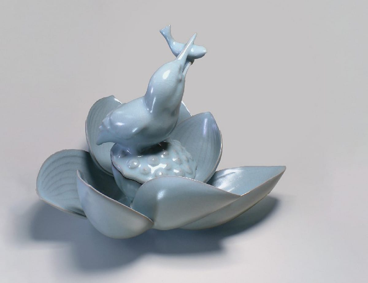 蘇保在《翠鳥荷花香爐》，古典青瓷展現溫潤的光澤。 圖：鶯歌陶瓷博物館提供