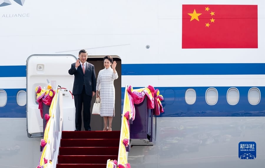 中國國家主席習近平17日到訪泰國參加亞太經濟合作會議（APEC），習近平未戴口罩，與夫人彭麗媛步出專機艙門。 圖：翻攝自新華社（資料照）