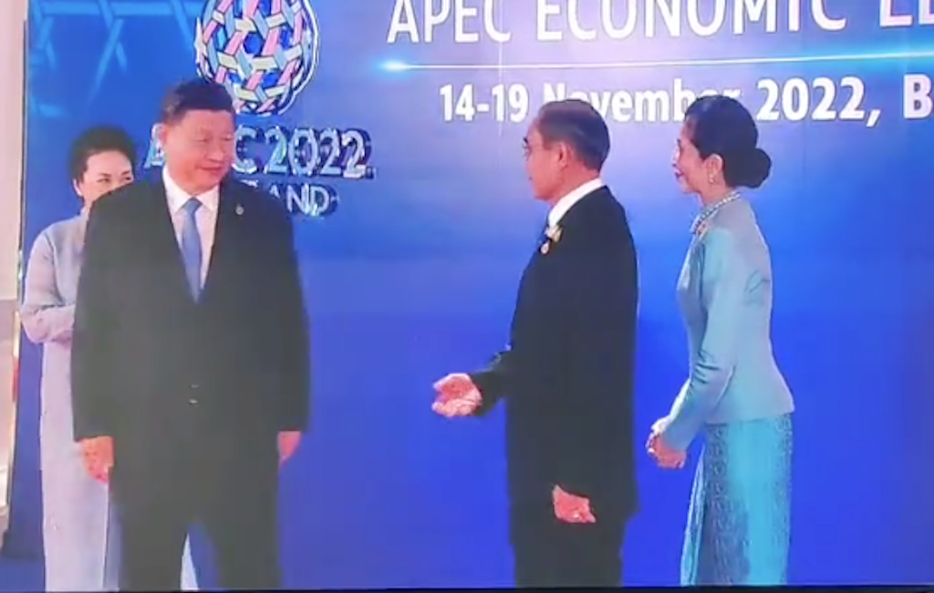 泰國總理巴育（Prayut Chan-ocha）(右二) 想與中國國家主席習近平握手，但習看一眼就走。 圖：翻攝推特影片