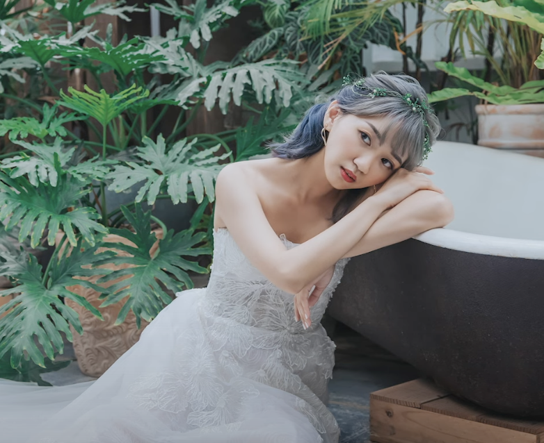 阿心拍攝閨蜜婚紗。 圖：翻攝自阿心YT頻道