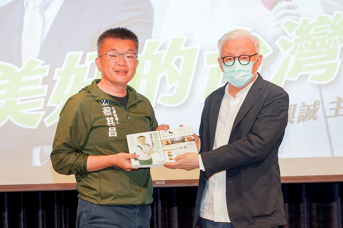 蔡其昌贈書給曹興誠。 蔡其昌競選總部/提供