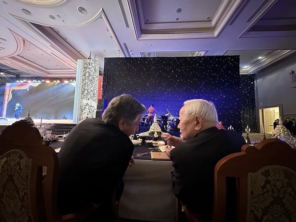 APEC歡迎晚宴，美國國務卿布林肯（左）與我方代表張忠謀比鄰而坐，2人熱絡交談。 圖：總統府提供