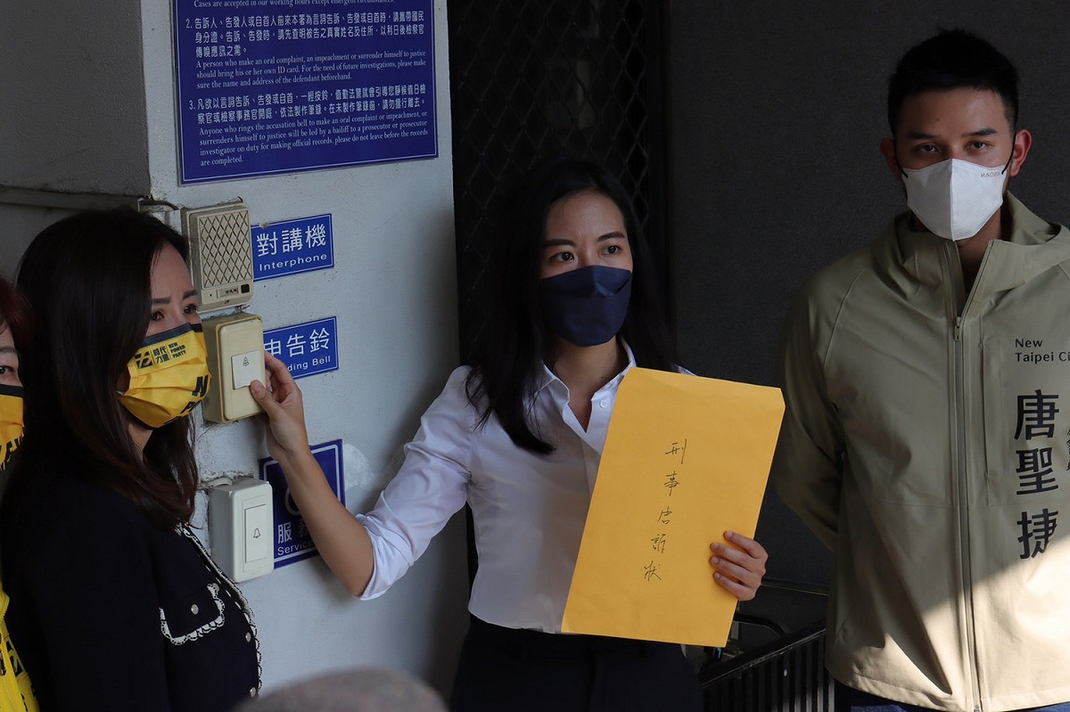 吳佩芸到地檢署按鈴申告。 圖：時代力量台中黨部/提供