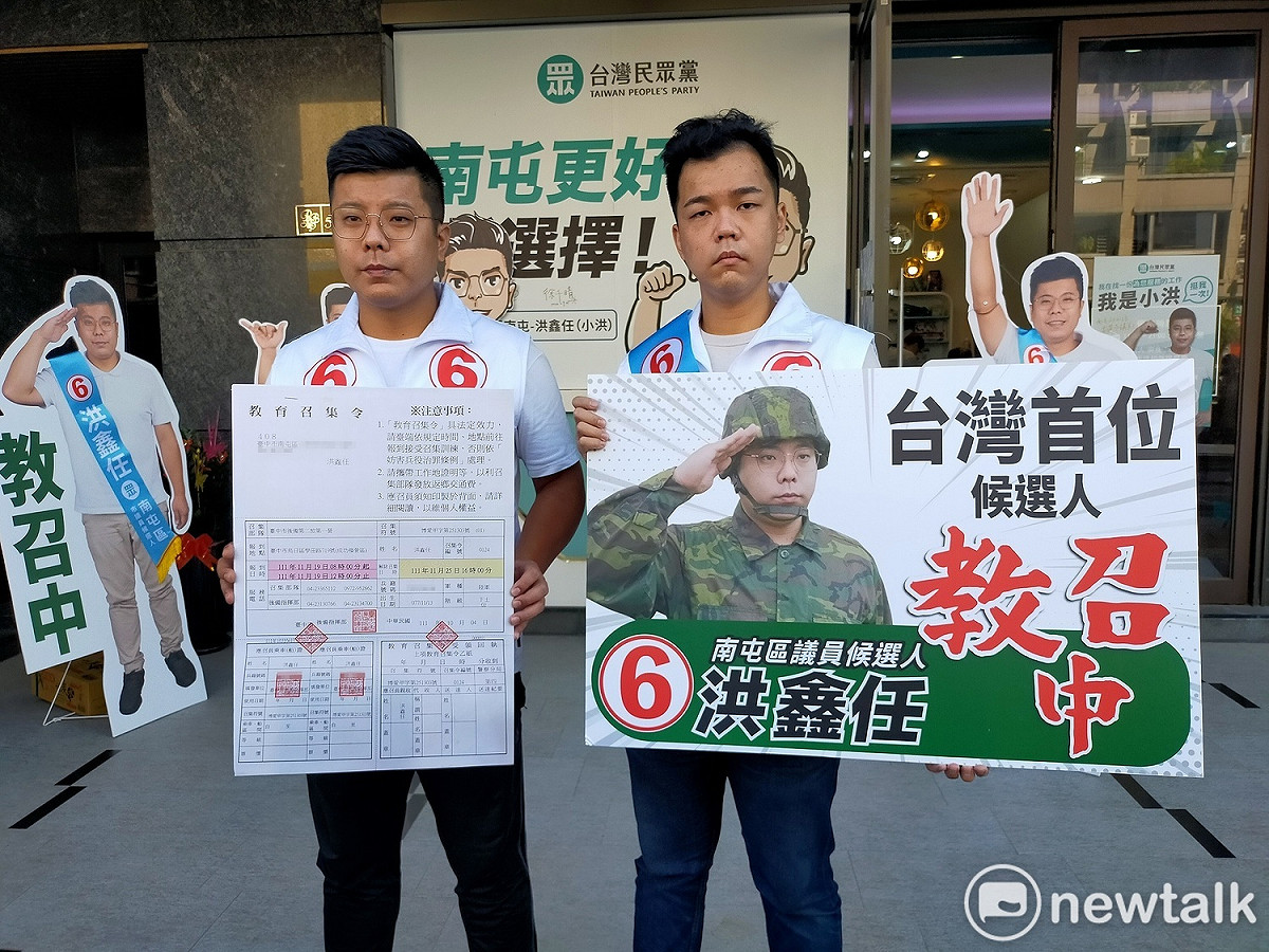 洪鑫任（左）明天起教召，他的弟弟擔任分身，代替他向選民拜票。  唐復年/攝