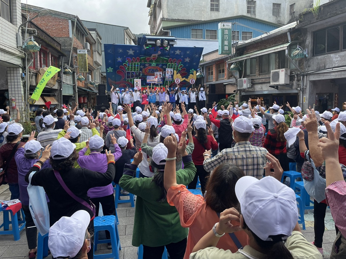 侯友宜到坪林造勢，鄉親擠滿保坪宮的廟埕，前國民黨秘書長李乾龍也到場，坪林農會理事長陳文慶更送上在地特產「文山包種茶」， 圖：侯友宜競選公室提供