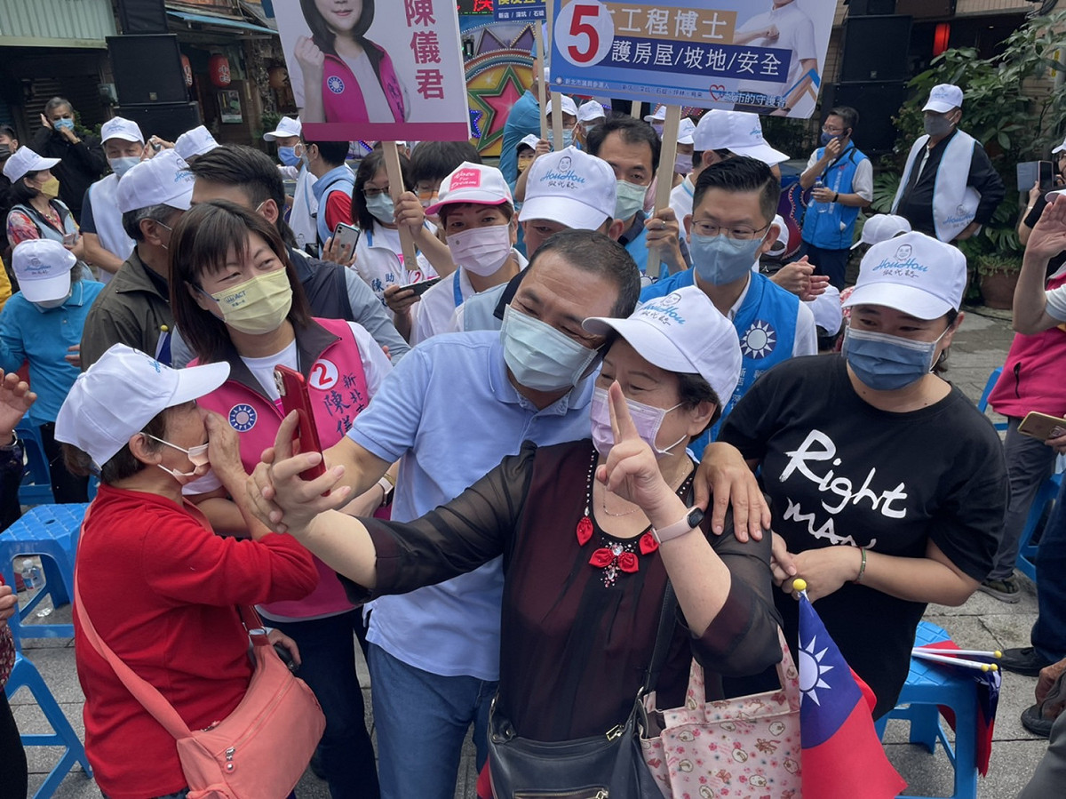 侯友宜到新店掃街、坪林造勢，都受熱烈歡迎。 圖：侯友宜競選公室提供
