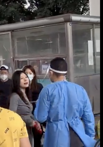 網傳廣州有2女子公眾遭反綁手腳，警方稍早表示事情正在處理中。 圖：翻攝自推特影片