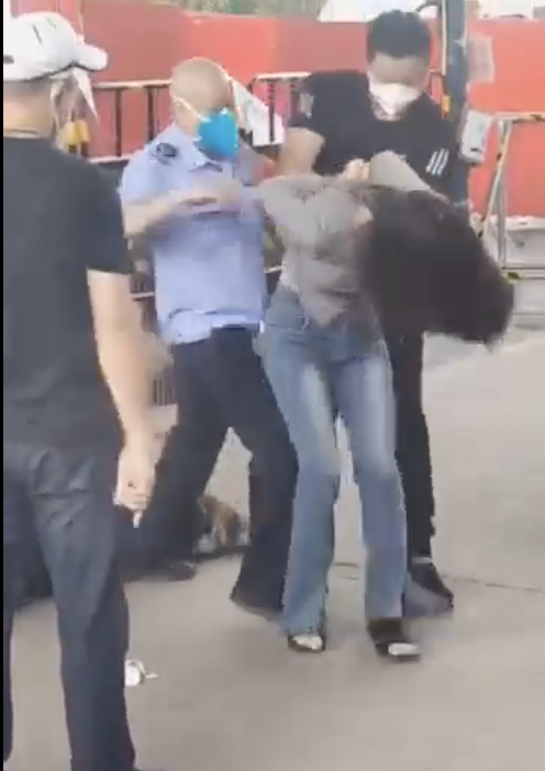 網傳廣州有2女子公眾遭反綁手腳，警方稍早表示事情正在處理中。 圖：翻攝自推特影片