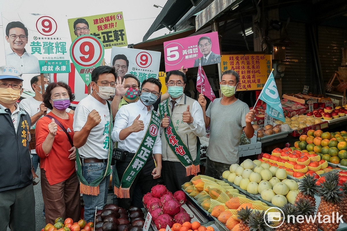 選戰進入倒數8天，台南市長黃偉哲今日帶領民進黨市議員候選人前往永康崑山市場拜票爭取支持，獲得民眾熱烈回應，現場「凍蒜」聲不絕於耳。 圖：黃博郎／攝