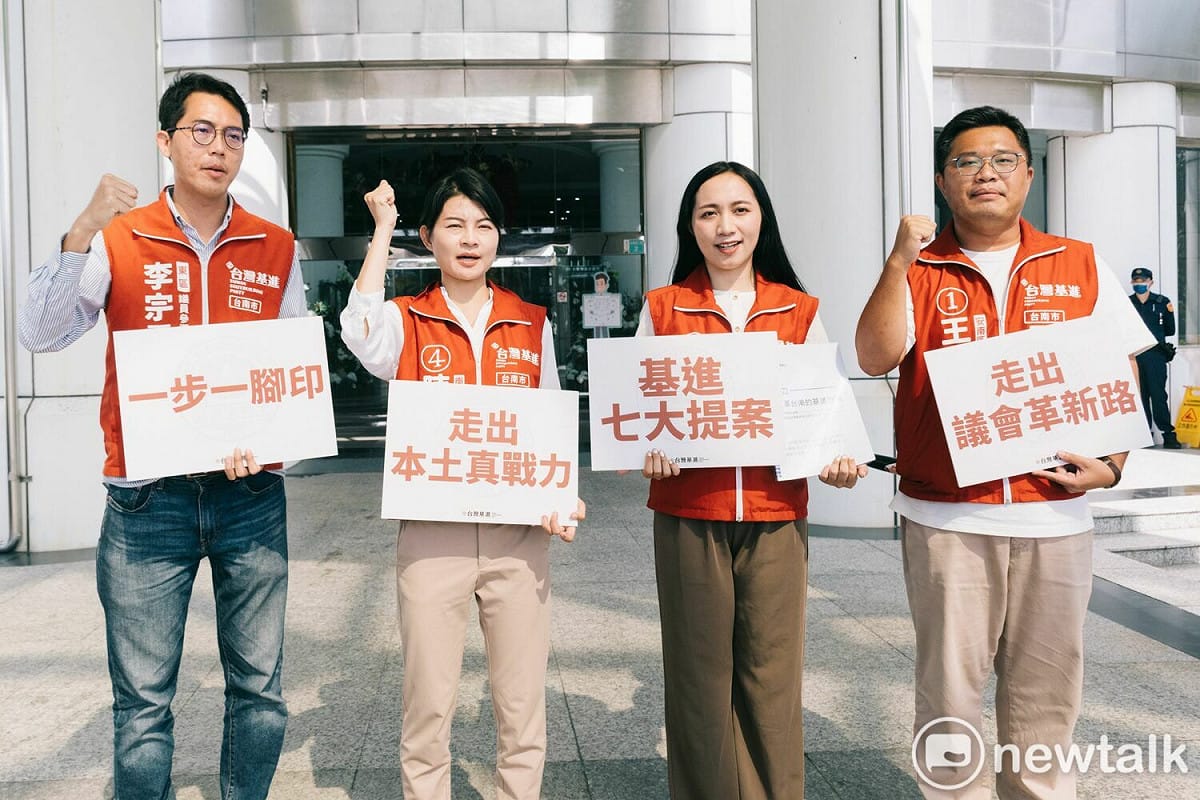 台灣基進台南黨部舉行「一步一腳印，七大提案走出幸福台南」記者會，宣告絕不舉辦花大錢動員的選前大型造勢，宣示明天開始，五位候選人將展開350公里的行腳，踏遍選區用肉聲傳達要給台南市民的改革方案。 圖：黃博郎／攝